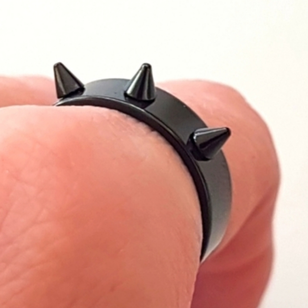 🤘🏻 Spiked Black Ring